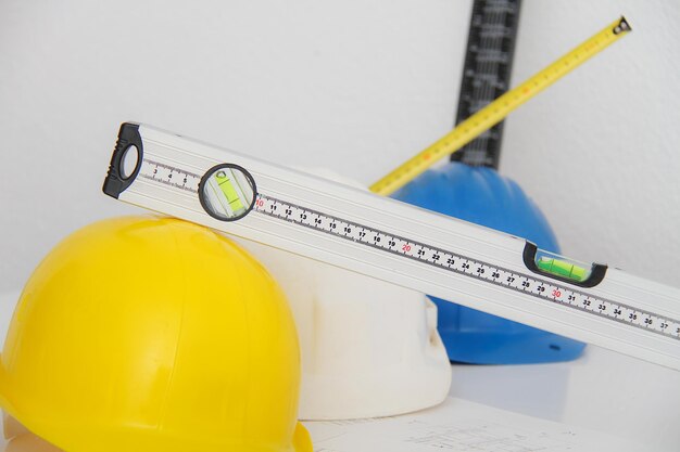 Photo close-up of yellow telephone on table against wall