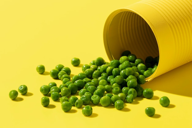 Photo close-up yellow tin can with peas