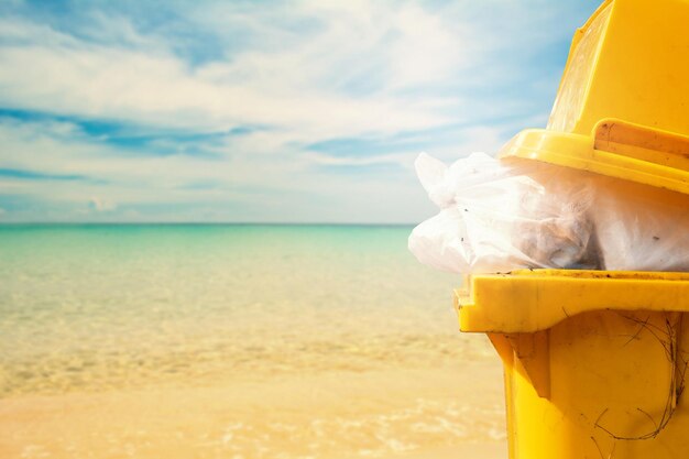 Foto close-up di un ombrello giallo sulla spiaggia contro il cielo