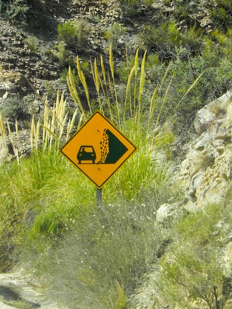 Foto close-up del segnale di avvertimento giallo