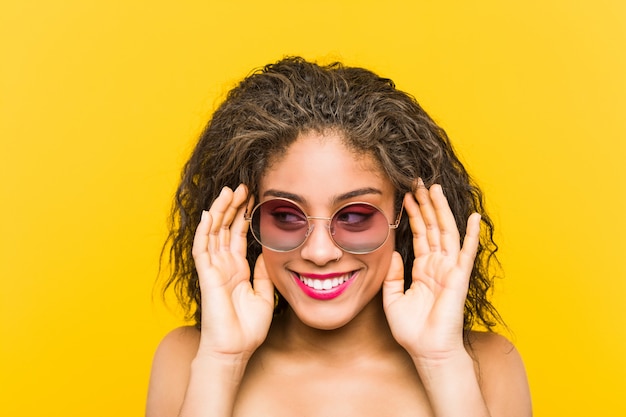 Photo close up of a young african american beautiful and make-up woman wearing sunglasses