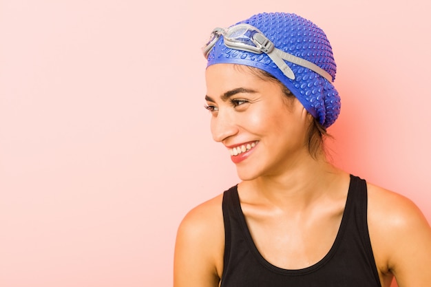 Photo close up of a young arab swimmer woman