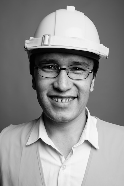 안경을 쓰고 젊은 아시아 남자 건설 노동자의 클로즈업