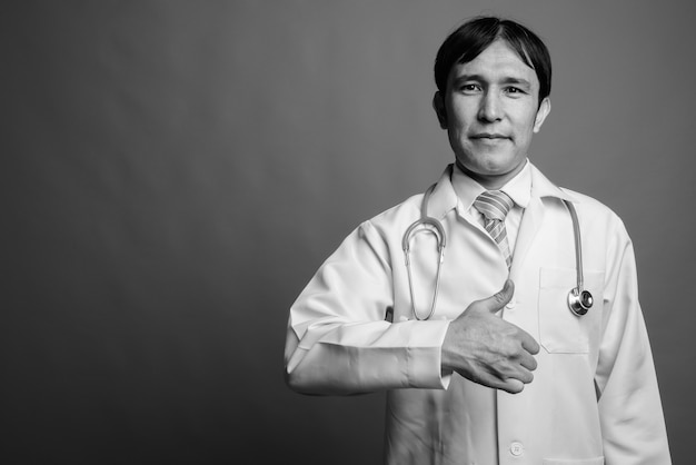 Primo piano di giovane medico uomo asiatico