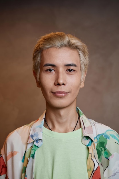 Photo close up young asian man with bleached hair in studio