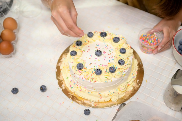 Primo piano di giovane bella donna sta cuocendo nella sua cucina panetteria e caffetteria