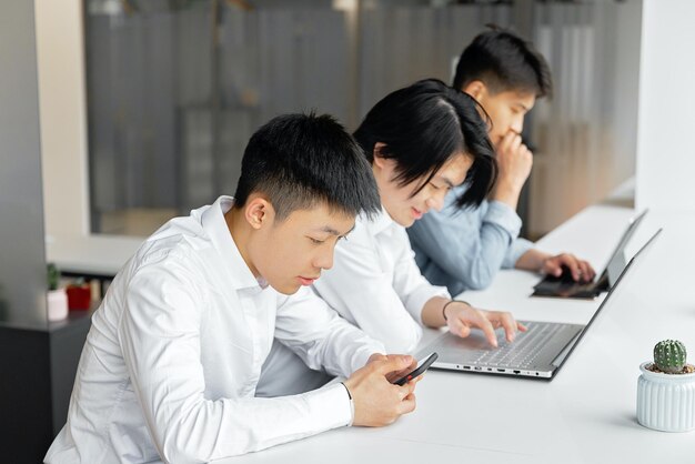 Photo close up on young business person doing internship