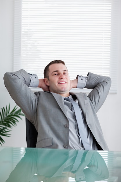 Photo close up of young businessman relaxing