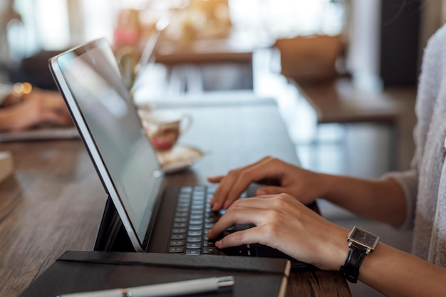 Photo close up young businesswoman working on laptop