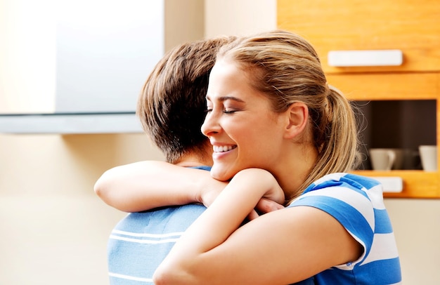 Photo close-up of young couple embracing at home