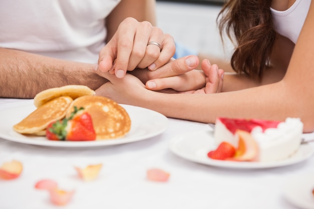 낭만적 인 아침 식사하는 젊은 부부의 닫습니다