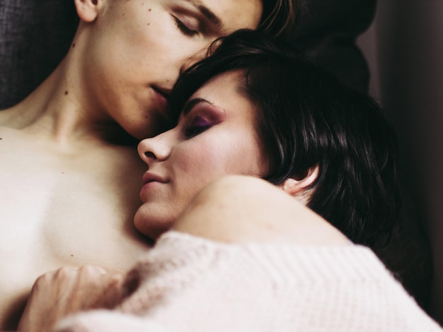 Photo close-up of young couple sleeping on bed