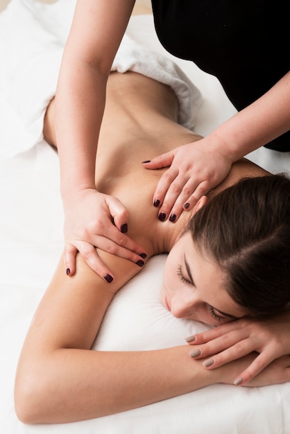 Photo close-up young girl getting a massage