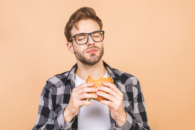 孤立した若いハンサムな男にクローズアップ