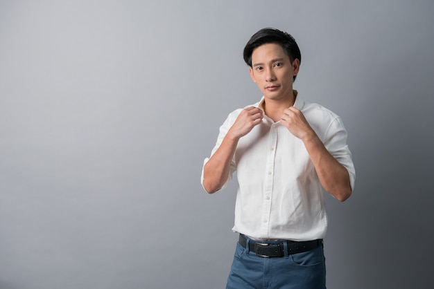近くの若いハンサムな男 孤立した