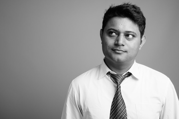 Крупным планом молодого индийского бизнесмена в белой рубашке и галстуке