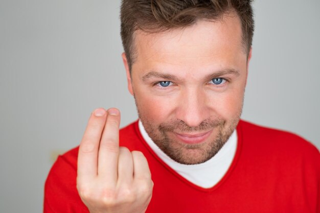 Photo close-up of young man against white background