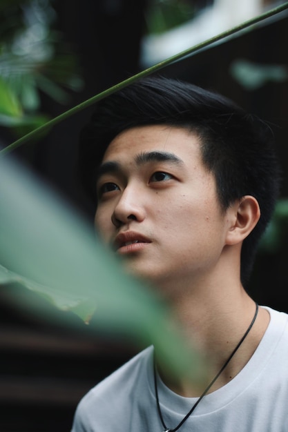 若い男が目をそらしているクローズアップ
