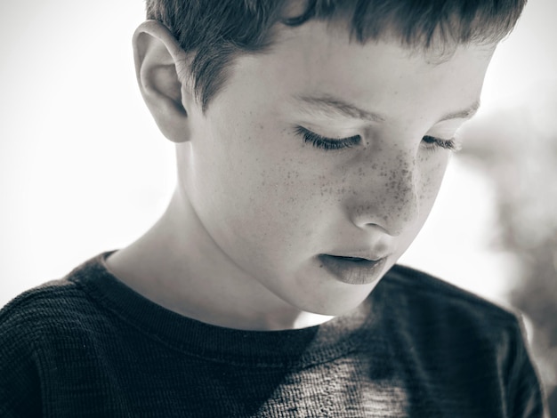 Photo close-up of young man looking away