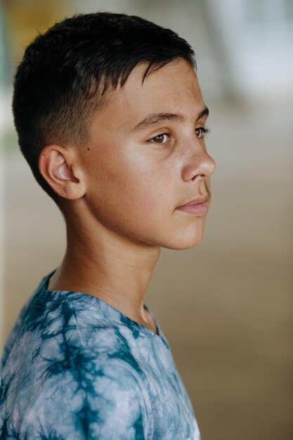 Photo close-up of young man looking away