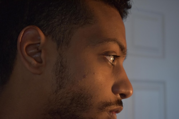Photo close-up of young man looking away