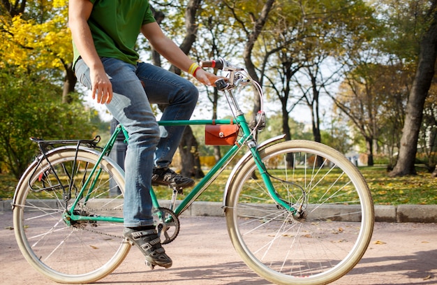 공원에서 자전거를 타는 젊은 남자의 클로즈업