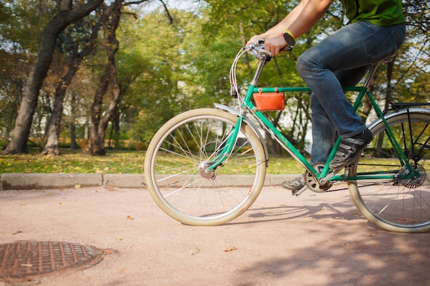 공원에서 자전거를 타는 젊은 남자의 클로즈업