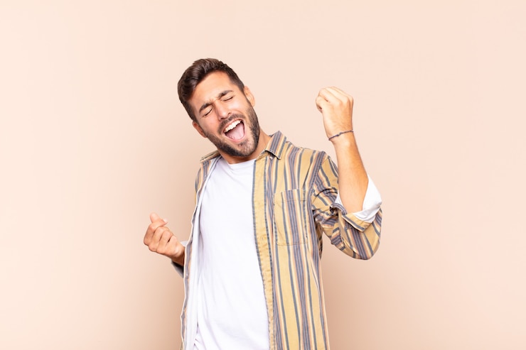 Photo close up on young man smiling