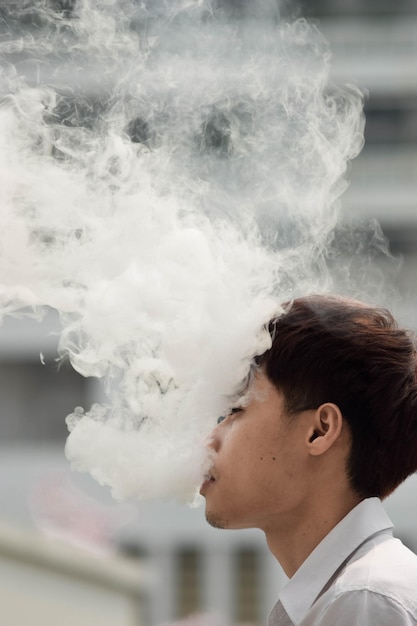 Foto close-up di un giovane che fuma