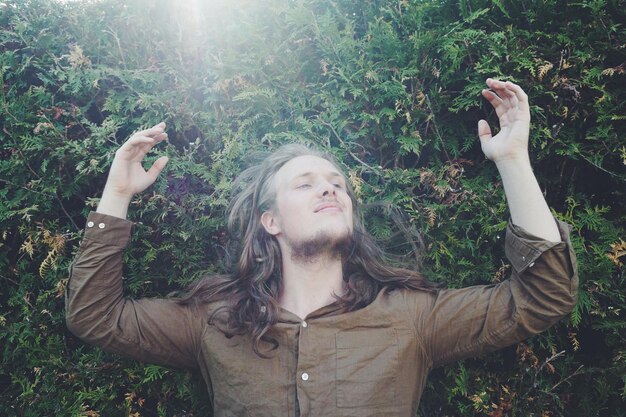 Photo close-up of young man standing by plants