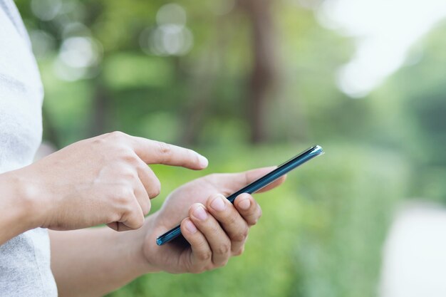 Primo piano di giovane uomo utilizzando il telefono. o uomo d'affari contatta il cliente.