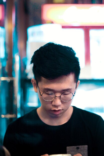 Photo close-up of young man wearing eyeglasses