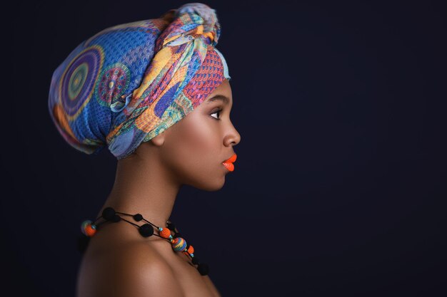 Photo close-up of young woman against black background