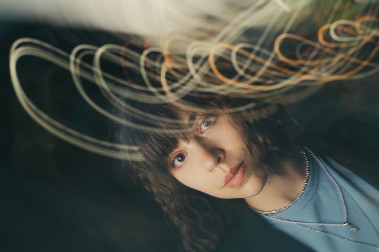 Photo 年轻女子在黑色的背景下近距离拍摄