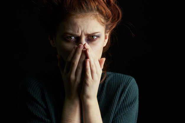 Foto close-up di una giovane donna sullo sfondo nero