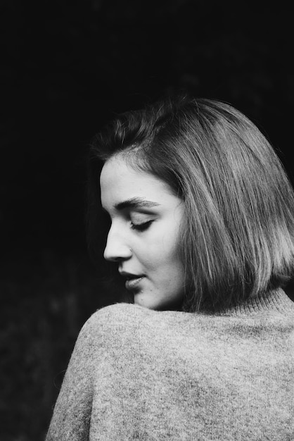 Photo close-up of young woman against black background