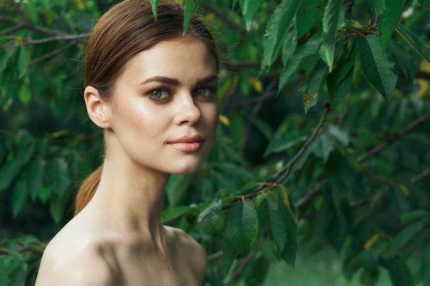 Foto close-up di una giovane donna contro le piante