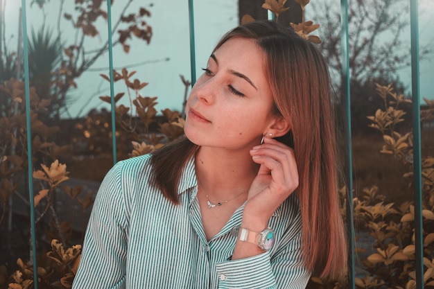 Photo close-up of young woman against plants