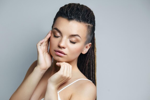 Photo close-up of young woman against white background