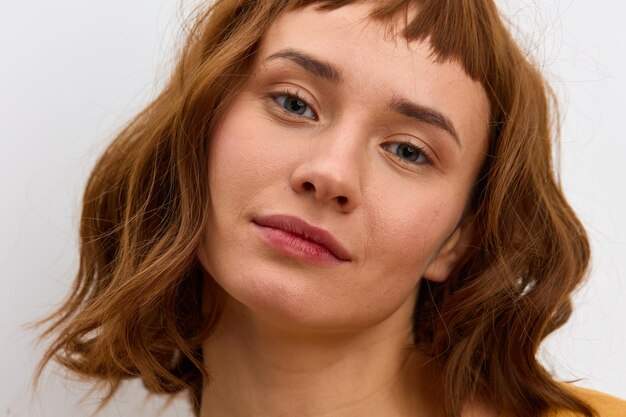 Photo close-up of young woman against white background