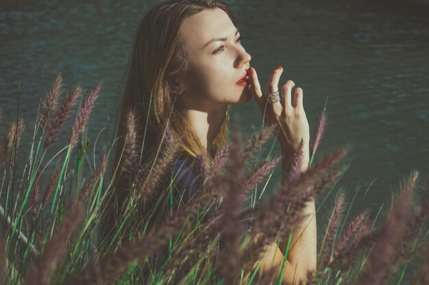 Photo close-up of young woman by plants