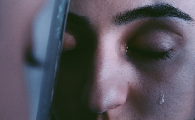 Photo close-up of young woman crying