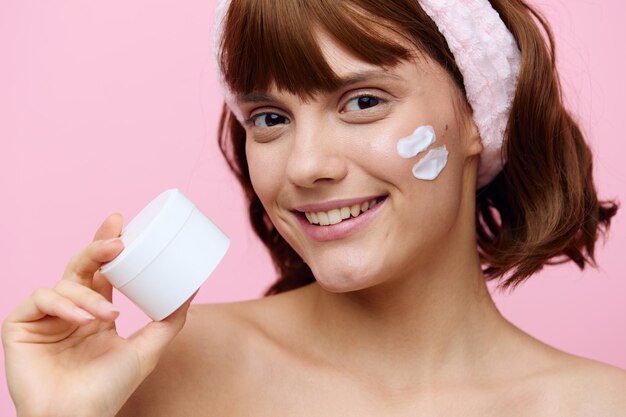 Foto close-up di una giovane donna che beve latte