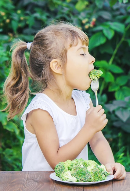 Photo close-up of young woman eating food