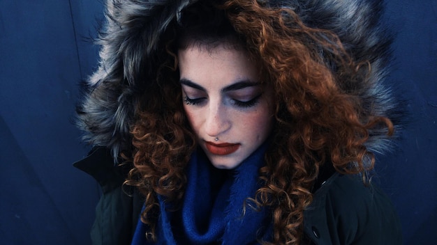 Photo close-up of young woman in fur coat