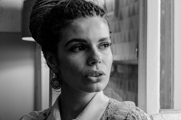 Photo close-up of young woman at home