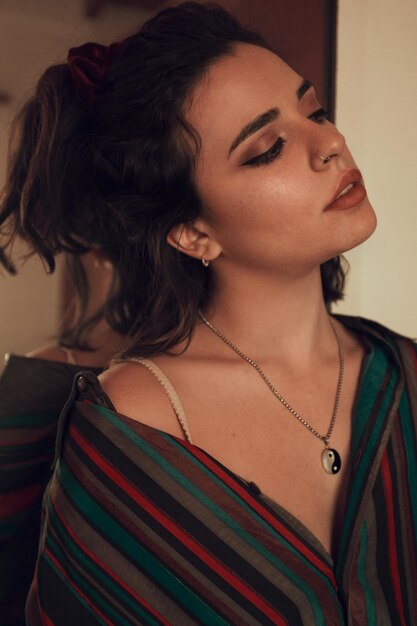 Photo close-up of young woman at home