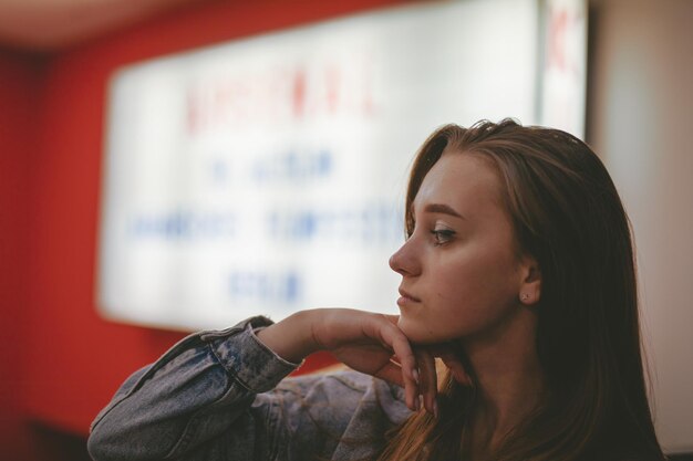 Photo close-up of young woman at home