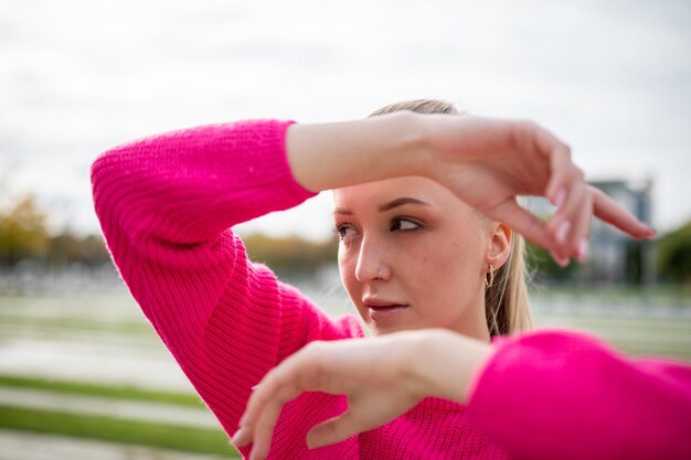 Photo close-up of young woman looking away while standing in city