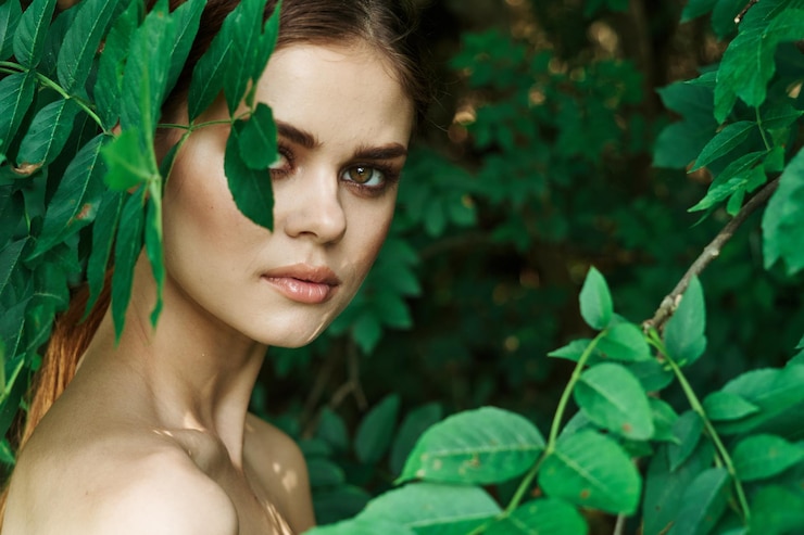 Фотография близкий снимок молодой женщины, отворачивающейся